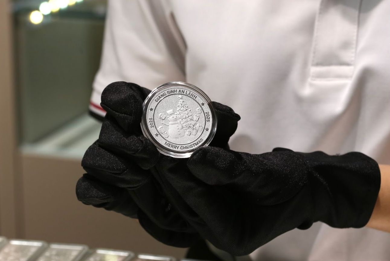Silver prices last week simultaneously decreased in both domestic and world markets. Photo: Phuong Anh