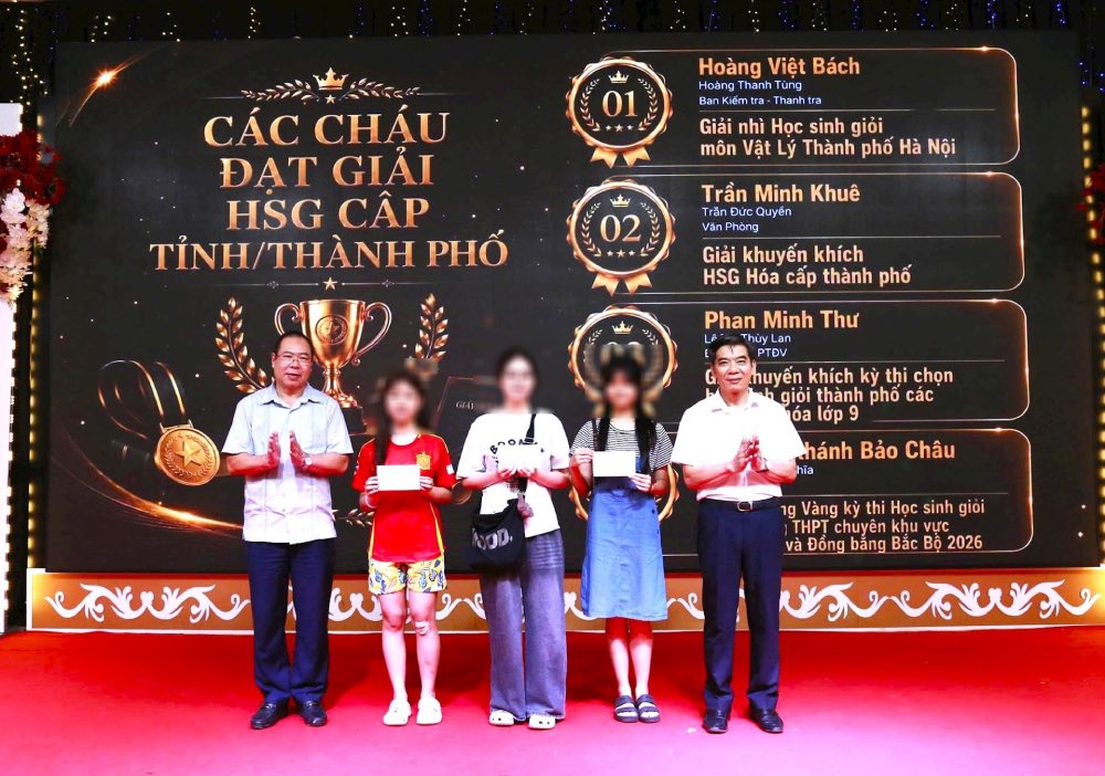 At the 2026 Family Day, organized by the Trade Union of the EVN Group Agency, Comrade Nguyen Huu Tuan - Standing Deputy Secretary of the EVN Party Committee and Comrade Do Duc Hung - Chairman of the Vietnam Electricity Trade Union (left on the photo) commended the children who won provincial and city prizes. Photo: Dac Cuong