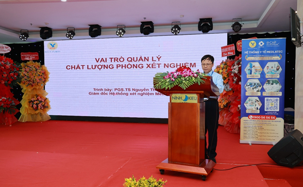 PGS.TS Nguyễn Thái Sơn - Giám đốc Hệ thống Xét nghiệm MEDLATEC trình bày báo cáo tại hội nghị. Ảnh: MEDLATEC 