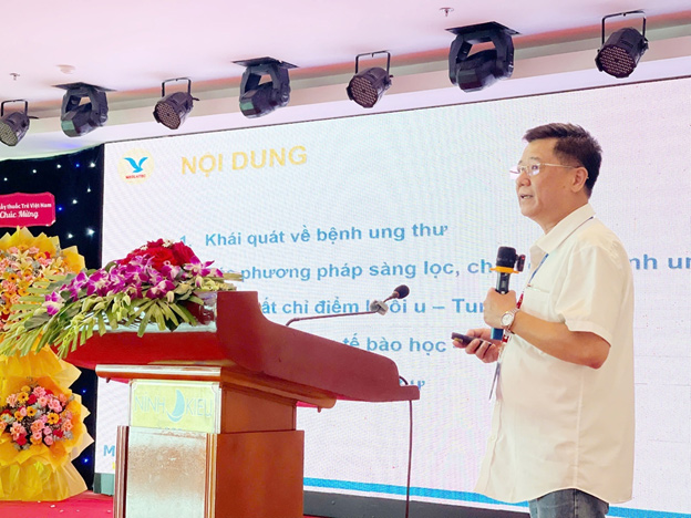 PGS.TS.BSCKII Trần Ngọc Dũng - Chuyên gia Giải phẫu bệnh Hệ thống Y tế MEDLATEC trình bày báo cáo tại hội nghị. Ảnh: MEDLATEC 