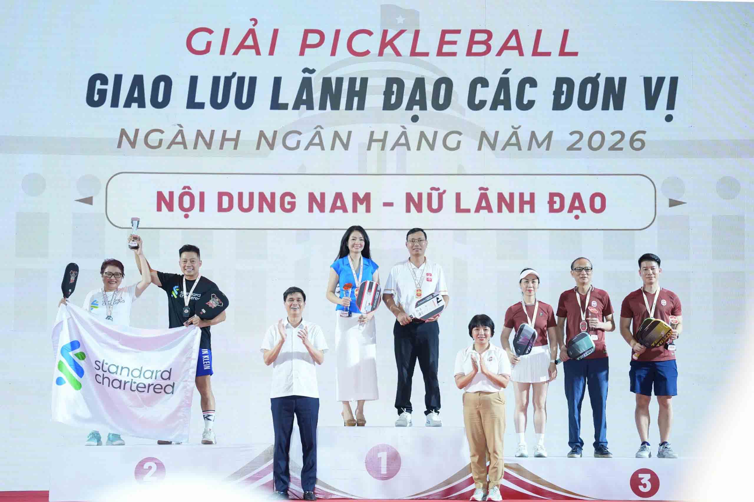 Mr. Ngo Duy Hieu - Standing Vice President of the Vietnam General Confederation of Labor and Ms. Le Thi Mai Huong - Deputy Secretary in charge of the Party Committee of the State Bank of Vietnam awarded prizes in the men's and women's leadership doubles event. In this event, athletes Nguyen Khanh Chi and Tran Duy Dong won first prize. Photo: Huu Chanh