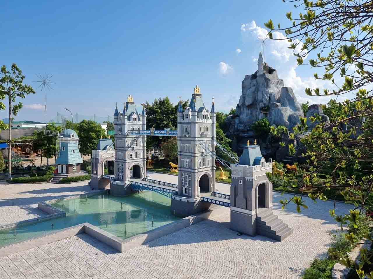 Một số cảnh quan trang trí được xây dựng trong khuôn viên dự án. Ảnh: Quang Đại