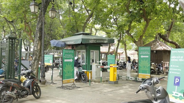 Hà Nội đồng loạt áp dụng thu phí gửi xe không dùng tiền mặt từ 1.7.2026. Ảnh: VETC