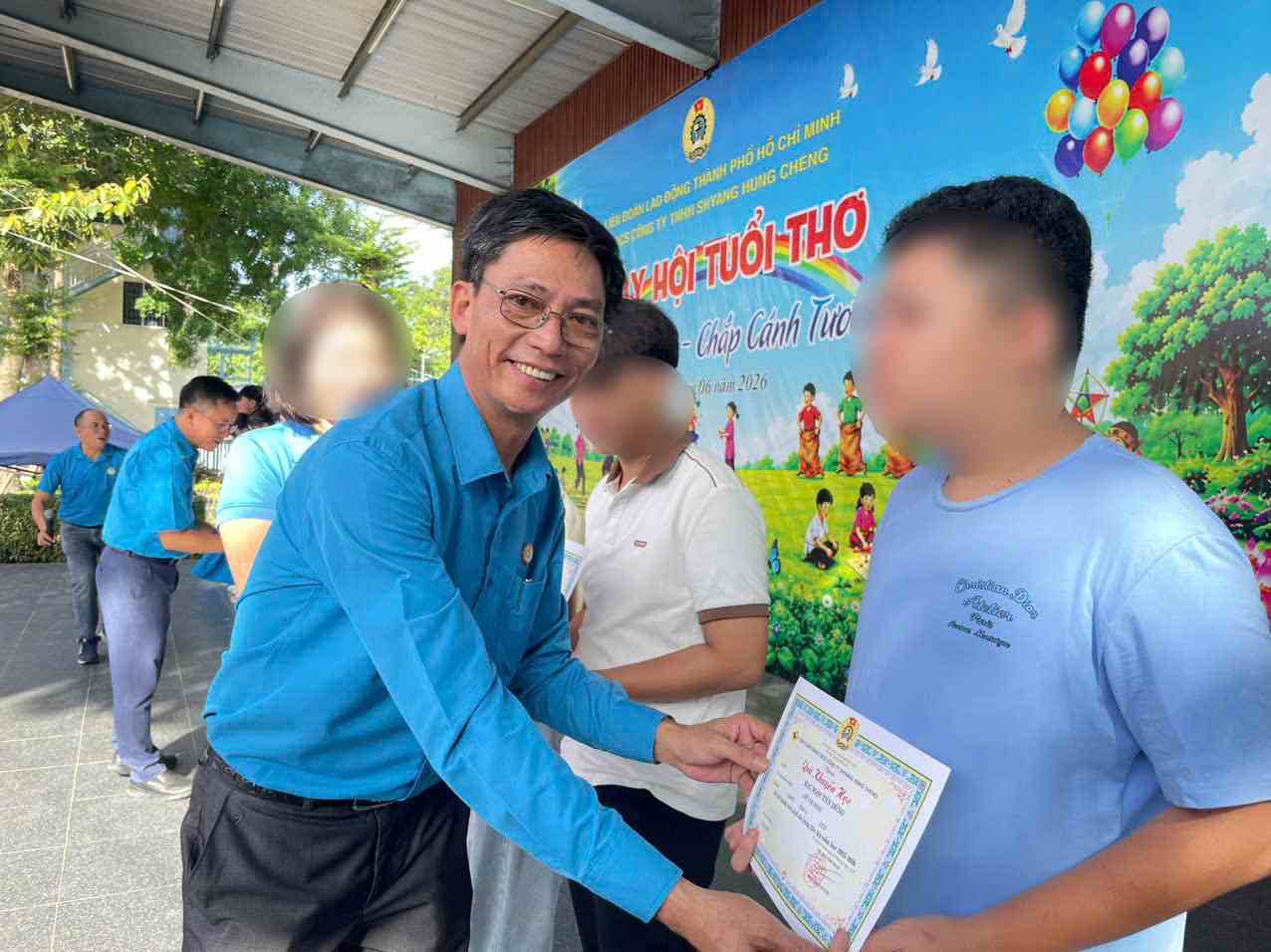 Ông Mai Thanh Tuyền - Chủ tịch CĐCS Công ty TNHH Shyang Hung Cheng trao giấy khen cho con em công nhân, lao động. Ảnh: Đình Trọng