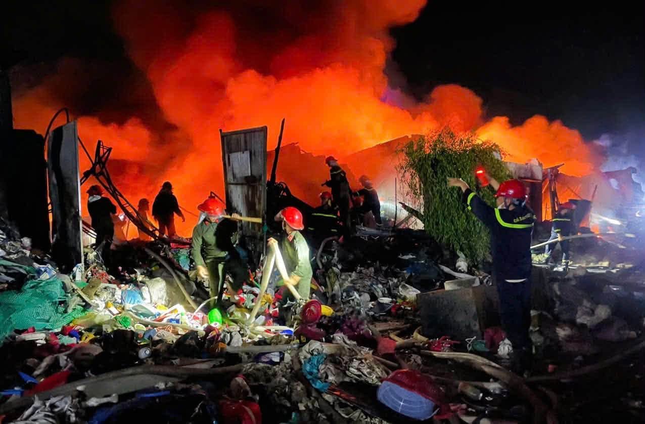 Scrap warehouse in Dak Ha commune, Quang Ngai province burning fiercely at night. Photo: Dak Ha Commune People's Committee