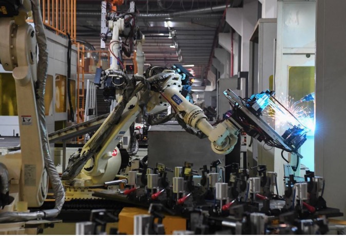 A robot is welding metal pipes at a digital factory of a company in Yongkang city, Zhejiang province, eastern China, June 16. Photo: Xinhua