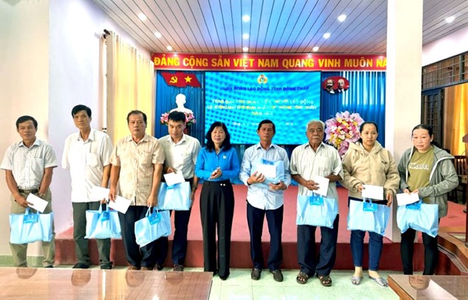 Chủ tịch LĐLĐ tỉnh Đồng Tháp Huỳnh Thị Tuyết Vui tặng quà cho đoàn viên, người lao động, thể hiện sự chăm lo thiết thực của tổ chức Công đoàn trong Tháng Công nhân. Ảnh: Thanh Mai