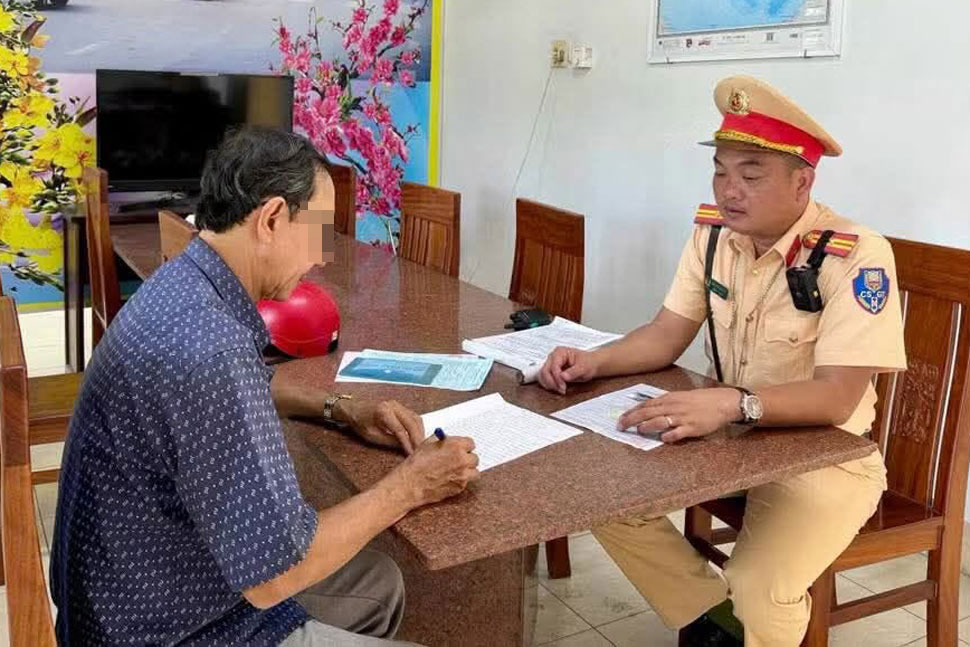 Trạm CSGT Tuy Phước lập biên bản xử lý vi phạm hành chính đối với tài xế xe khách K.V.K. Ảnh: CSGT