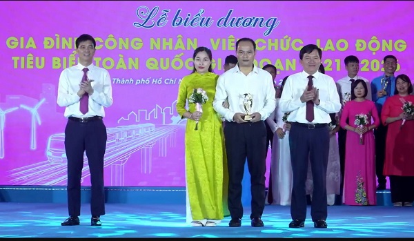 Mr. Tran Xuan Lay, from Phu Tho province, who just received the Certificate of Merit "National Typical Workers' and Employees' Families for the period 2021-2026" awarded by the Vietnam General Confederation of Labor. Photo: NVCC