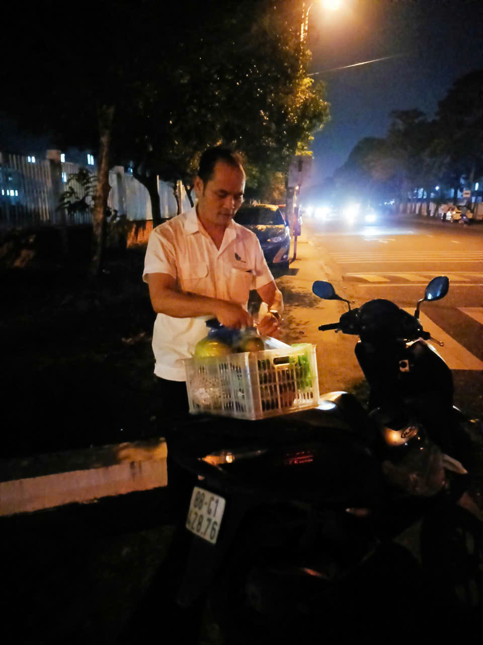 Anh Trần Xuân Lấy dậy sớm lấy hàng cho vợ bán. Ảnh: NVCC