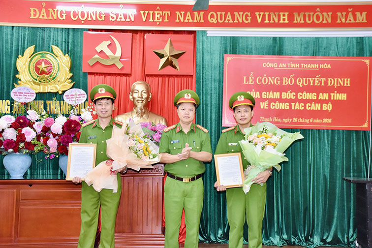 Two Colonels Nguyen Van Chung, Nguyen Thanh Long receive transfer decisions. Photo: Thanh Hoa Provincial Police