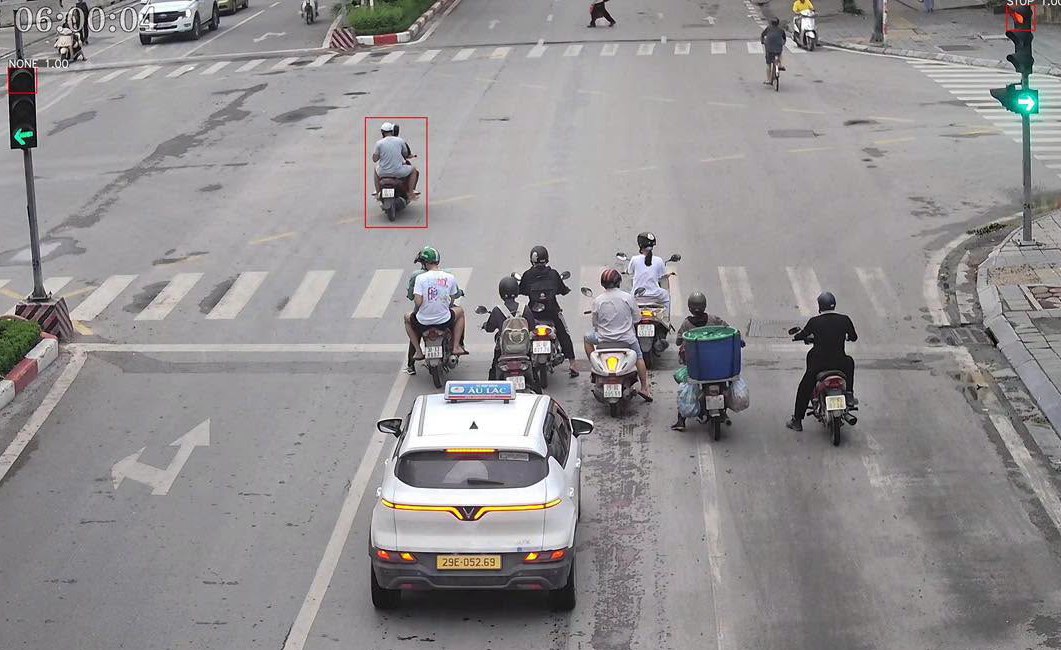 Motorbike driver running a red light is recorded by AI camera and fined remotely. Photo: Traffic Police Department