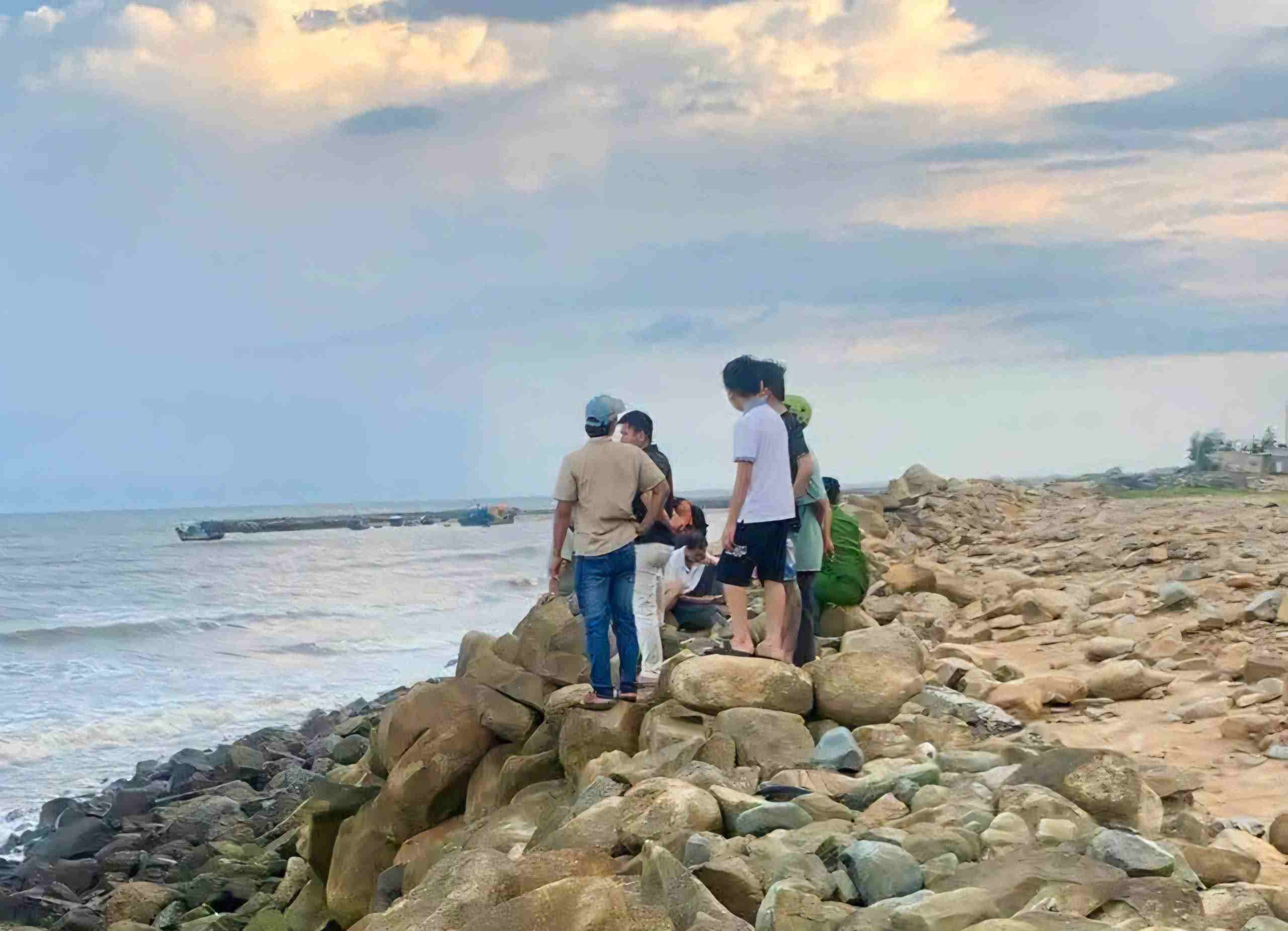 Sea area in Phuoc Hoi ward, where the young man's body was found. Photo: Than Hy