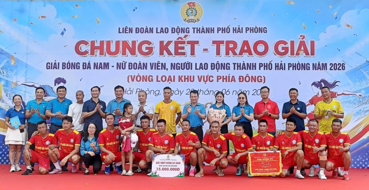 The men's football team of Hong Bang Ward Trade Union wins the Eastern regional football tournament. Photo: Mai Dung