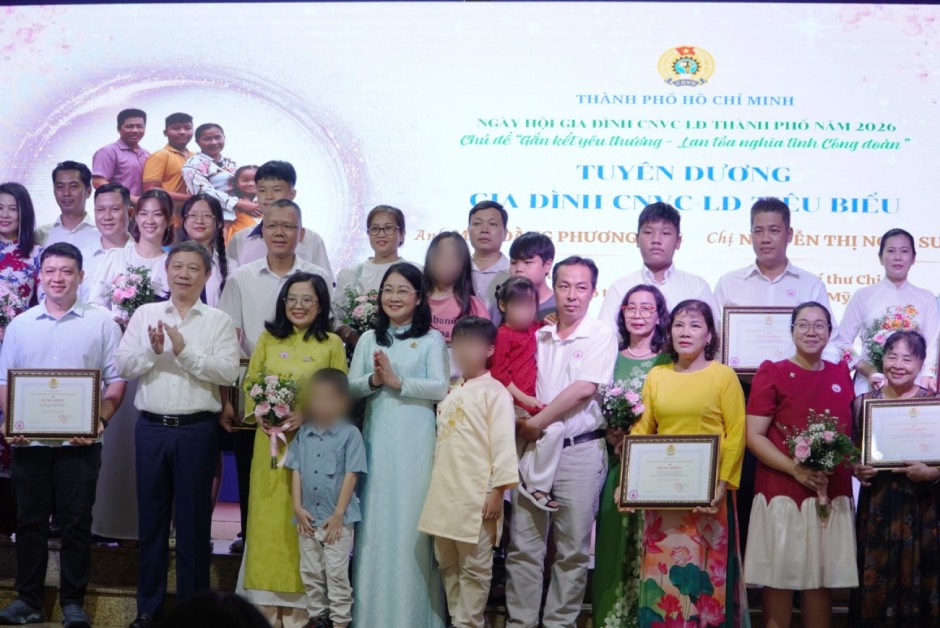 Commending 77 typical families of workers, civil servants, and laborers in Ho Chi Minh City. Photo: Mai Anh.
