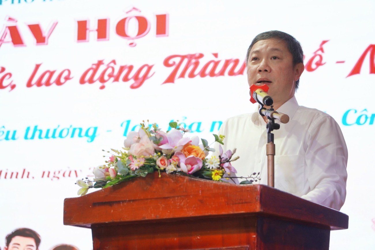 Ủy viên Ban Thường vụ Thành ủy, Trưởng Ban Tuyên giáo và Dân vận Thành ủy TPHCM Dương Anh Đức phát biểu tại ngày hội. Ảnh: Mai Anh. 