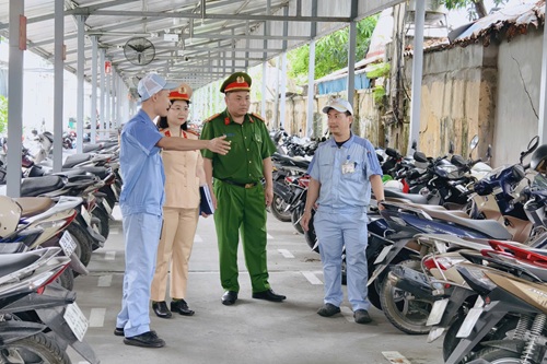 Hanoi Police conduct a general review of workers' motorbikes in the industrial park. Photo: Hoang Lam