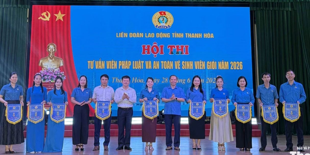 Leaders of Thanh Hoa Provincial Labor Federation present souvenir flags to teams participating in the contest. Photo: Tran Lam