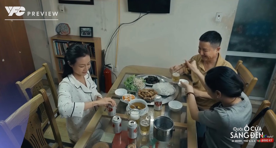 Diệu thông báo với bố việc ly hôn trong tập 19 phim “Dưới ô cửa sáng đèn“. Ảnh: VFC. 