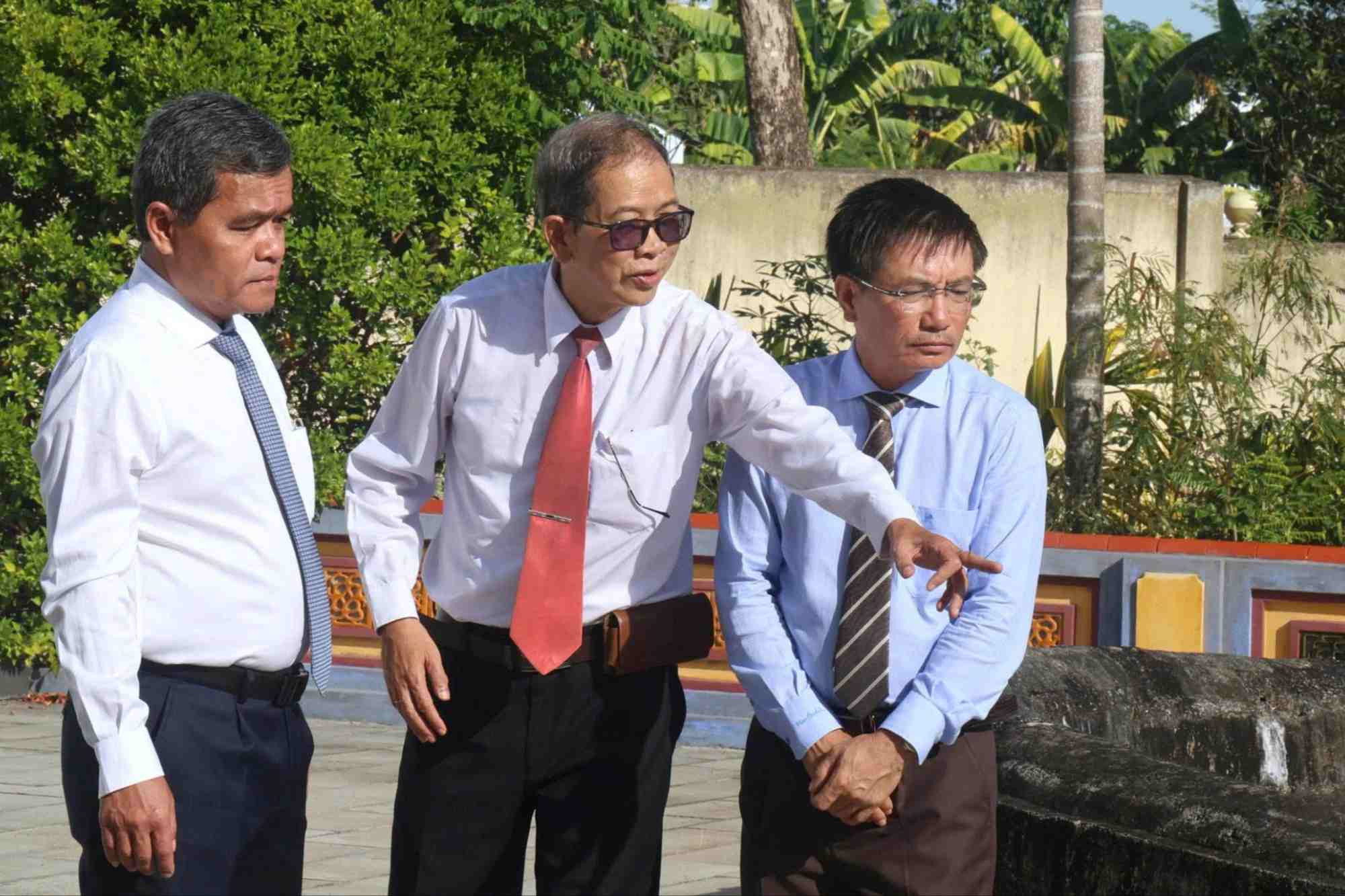 Ông Hồ Văn Niên - Ủy viên Trung ương Đảng, Bí thư Tỉnh ủy Quảng Ngãi (ngoài cùng bên trái) thăm khu mộ Trấn Quốc công Bùi Tá Hán. Ảnh: Ngọc Đức