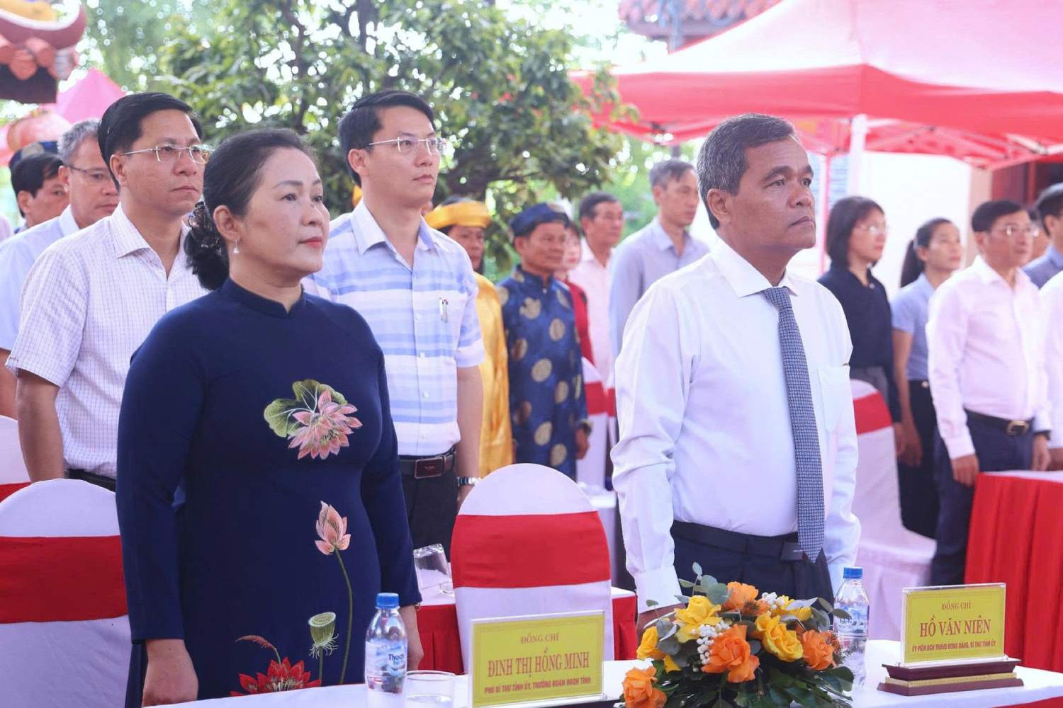 Các đại biểu thực hiện nghi thức chào cờ tại buổi lễ. Ảnh: Ngọc Đức