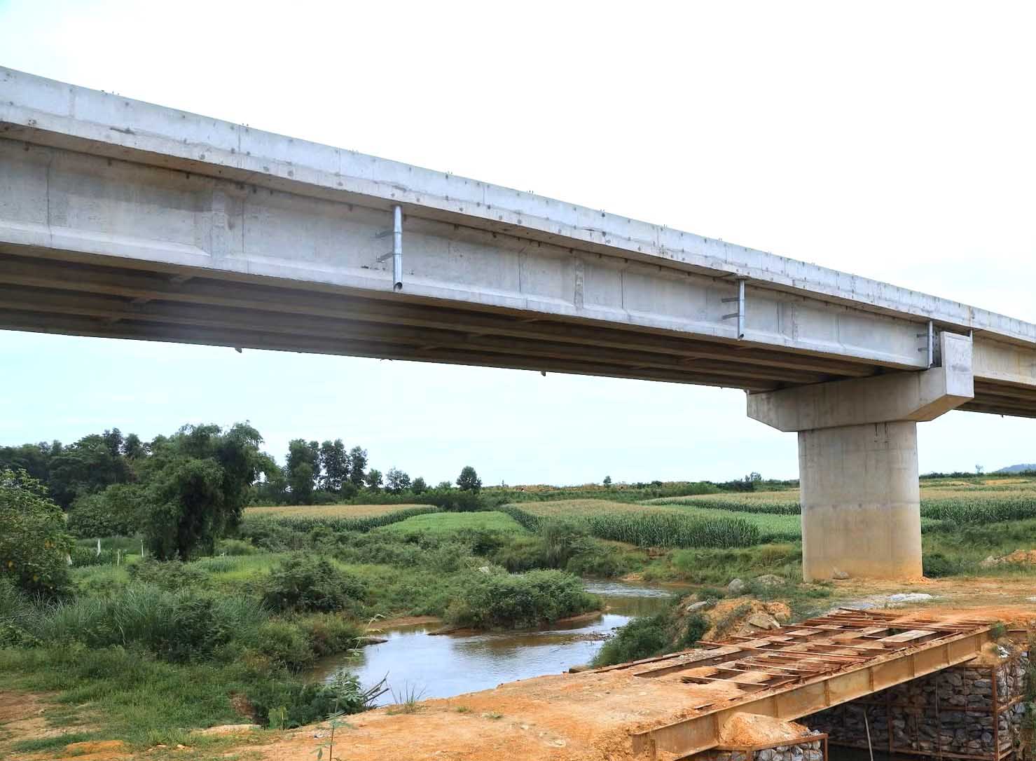 Cầu có thiết kế 4 nhịp bằng bê tông cốt thép dự ứng lực, dài 146m, rộng 9m. Ảnh: Ngọc Anh