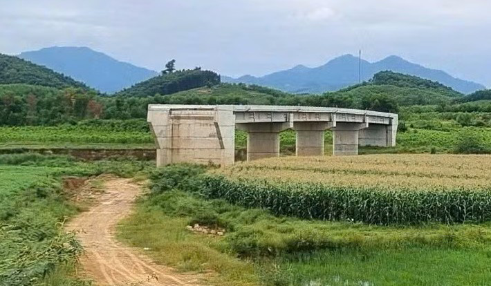 The paradox is that Mo Vinh bridge has completed the main item since 2025 but cannot be used because there is no access road. Photo: Ngoc Anh