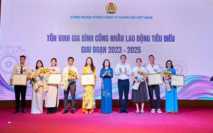 Đồng chí Thái Thu Xương - Phó Chủ tịch Tổng LĐLĐVN (thứ 5 từ phải sang) và đồng chí Đỗ Hùng Dương - Thành viên HĐQT Tổng Công ty Hàng hải Việt Nam (thứ 4 từ phải sang) tặng bằng khen và hoa chúc mừng gia đình công nhân tiêu biểu. Ảnh: Nguyễn Phương