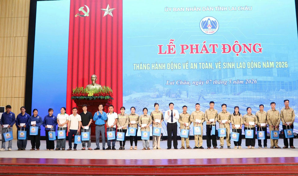 Giving gifts to workers and laborers in difficult circumstances on the occasion of the Launching Ceremony of the Action Month on Occupational Safety and Health in 2026. Photo: An Vi