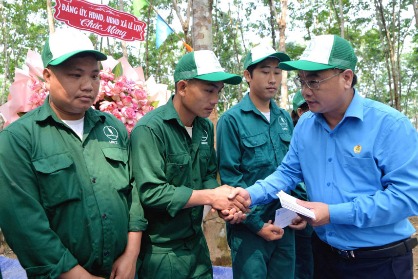 Chủ tịch LĐLĐ tỉnh Lai Châu Lương Xuân Trường trao tặng quà động viên công nhân có hoàn cảnh khó khăn tại Công ty Cổ phần Cao su. Ảnh: An Vi 