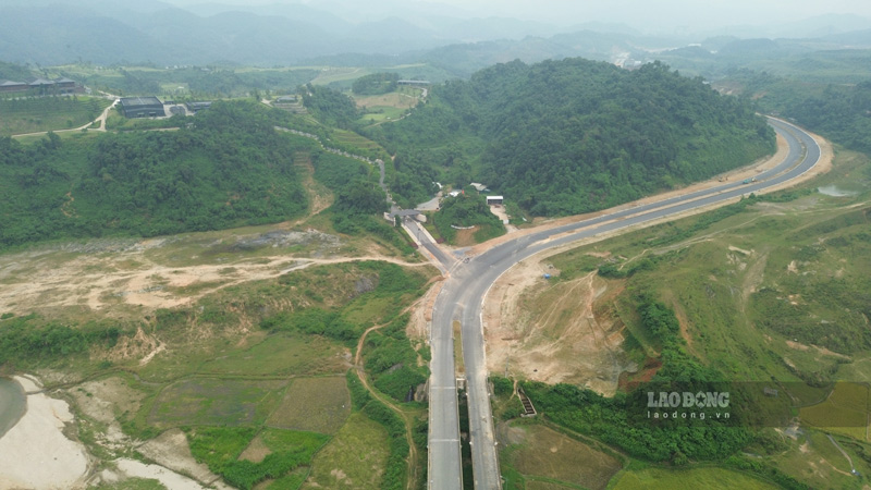 Hai bên tuyến đường đang dần hình thành diện mạo mới với hạ tầng được đầu tư đồng bộ. Ảnh: Đinh Đại