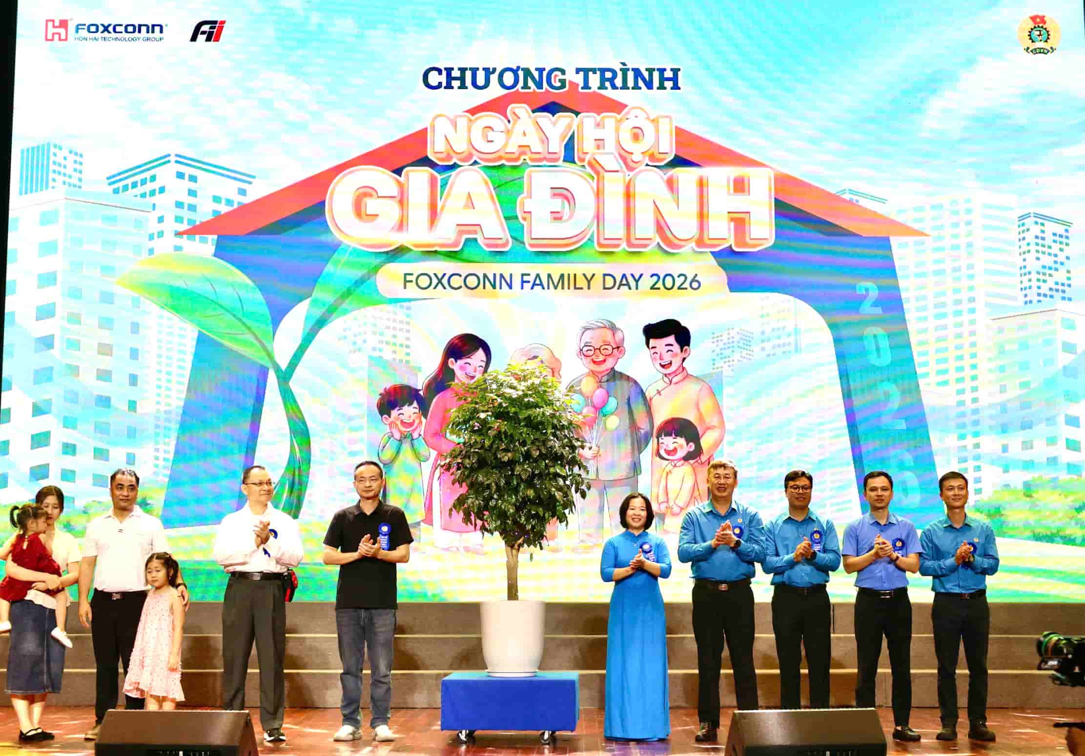 Ritual "Sowing seeds of happiness", with the participation of representatives of the Provincial Labor Federation, business leaders, Trade Union Executive Committee and typical union member families. Photo: Quyet Chien.