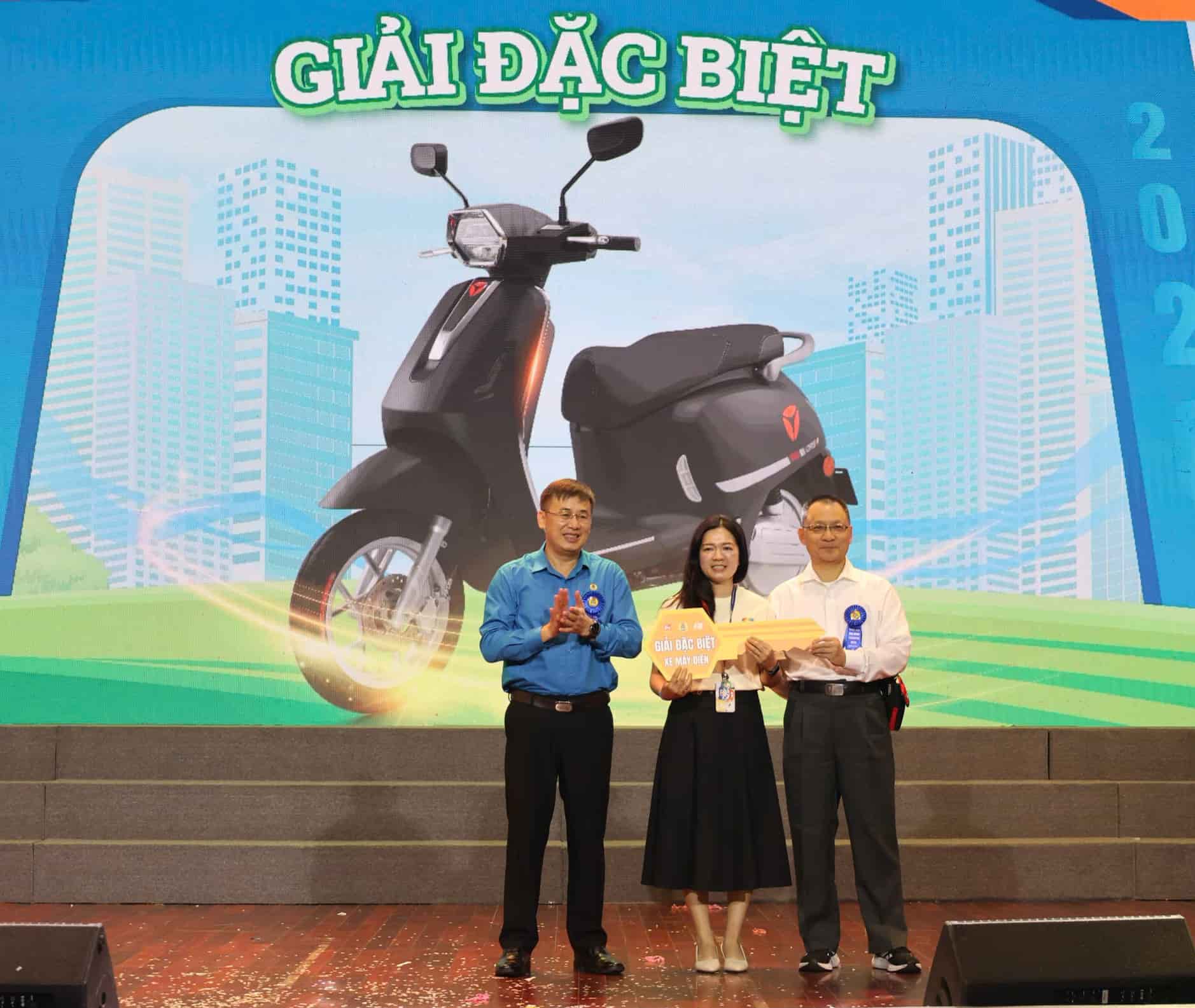 Lãnh đạo LĐLĐ tỉnh và Lãnh đạo Tập đoàn trao giải đặc biệt cho công nhân lao động. Ảnh: Quyết Chiến.