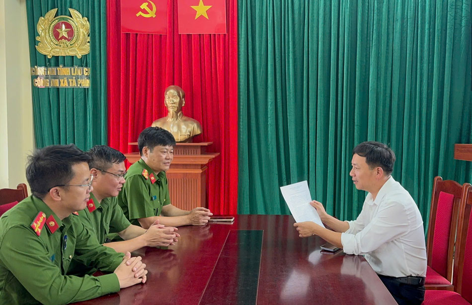 Ta Phin Commune Police working with the owner of the mistakenly transferred money. Photo: Lao Cai Police