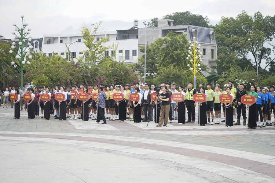 15 đoàn, đại diện cho các câu lạc bộ xe đạp mạnh trên cả nước. Ảnh: Hoài Thu