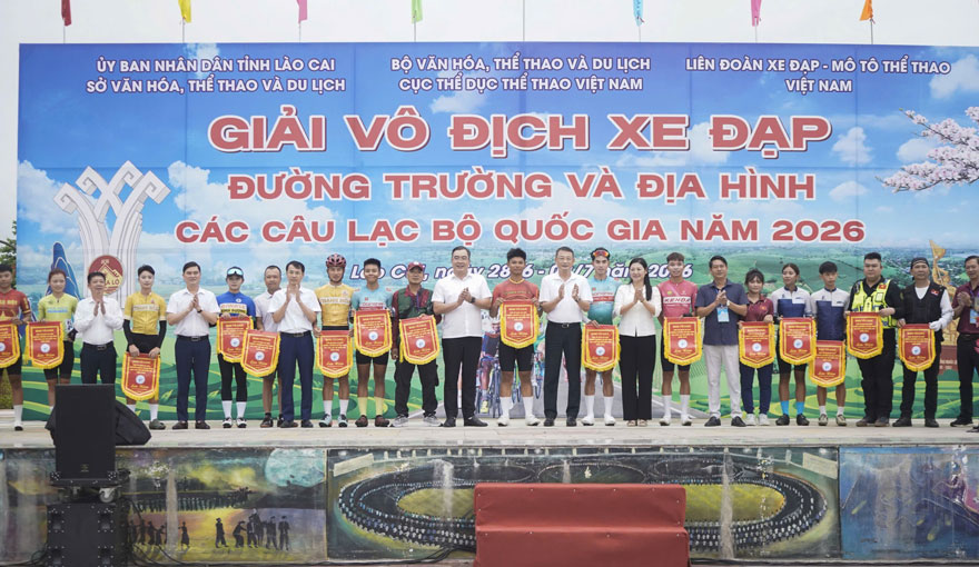 Ban Tổ chức trao cờ lưu niệm cho các đoàn. Ảnh: Hoài Thu