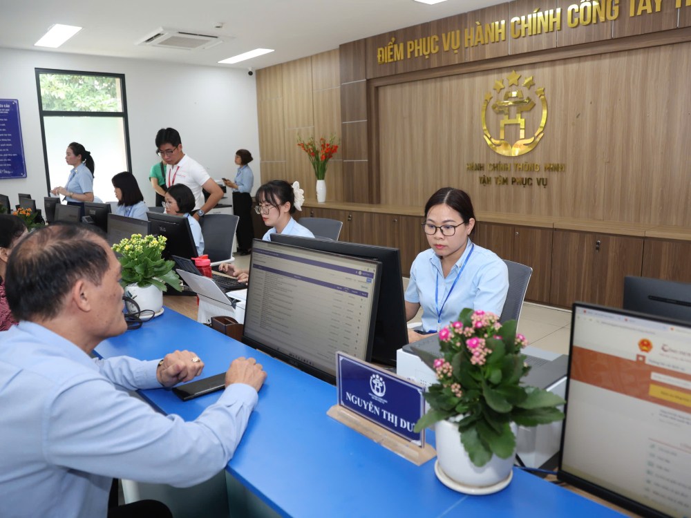 Implementing salary and income payment according to the results of cadre evaluation. Photo: Pham Dong