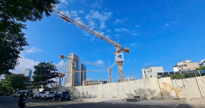 Construction projects in Da Nang must have plans to ensure labor safety before entering the extreme weather season of 2026. Photo: Nguyen Linh