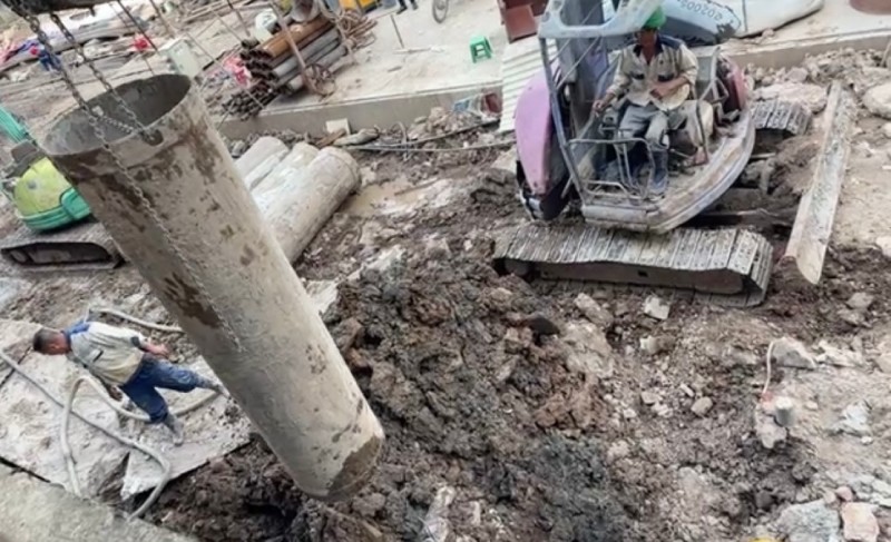 Cơ quan chức năng phường Hà Đông cho biết sẽ có xử lý nếu phát hiện việc thi công không đúng nội dung được cơ quan có thẩm quyền hướng dẫn, chấp thuận. Ảnh: Người dân cung cấp