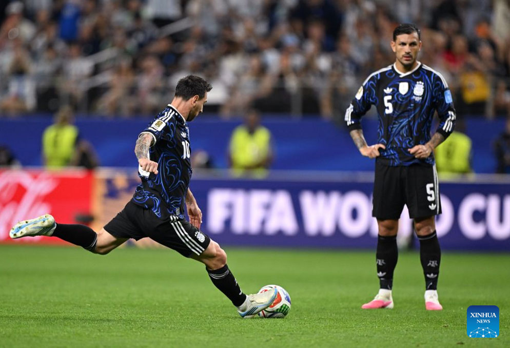 Một lần nữa Lionel Messi lại đá phạt thành bàn. Ảnh: Xinhua