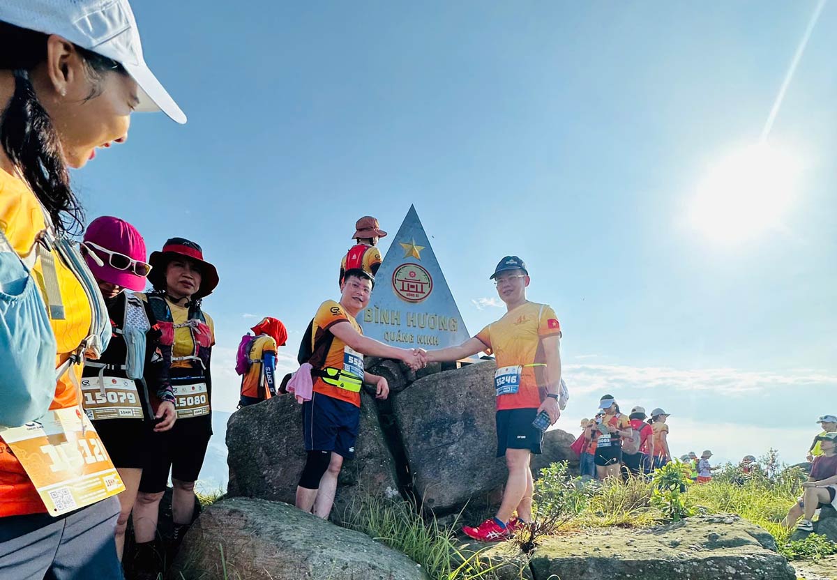 Athletes conquer Binh Huong peak at the Thanh Dang - Binh Huong running route, Uong Bi ward, Quang Ninh province. Photo: Doan Hung