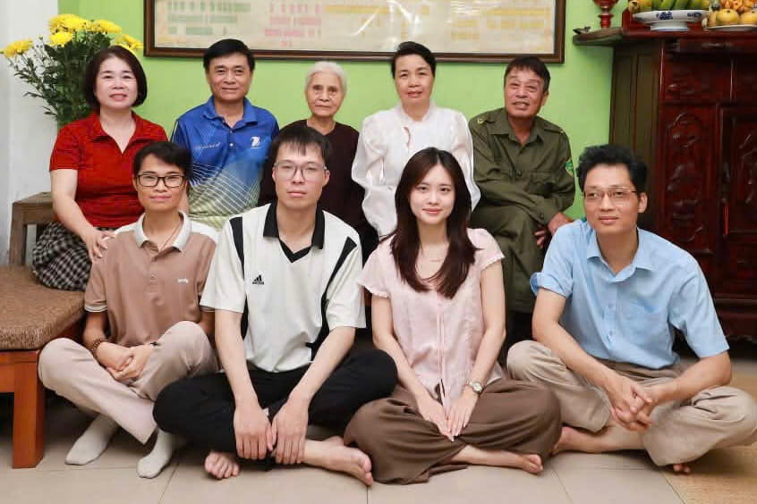 Ms. Uong Thi Nhieu's family is proud of the title ''Outstanding Cultural Family of 2026''. Photo: Huyen Trang