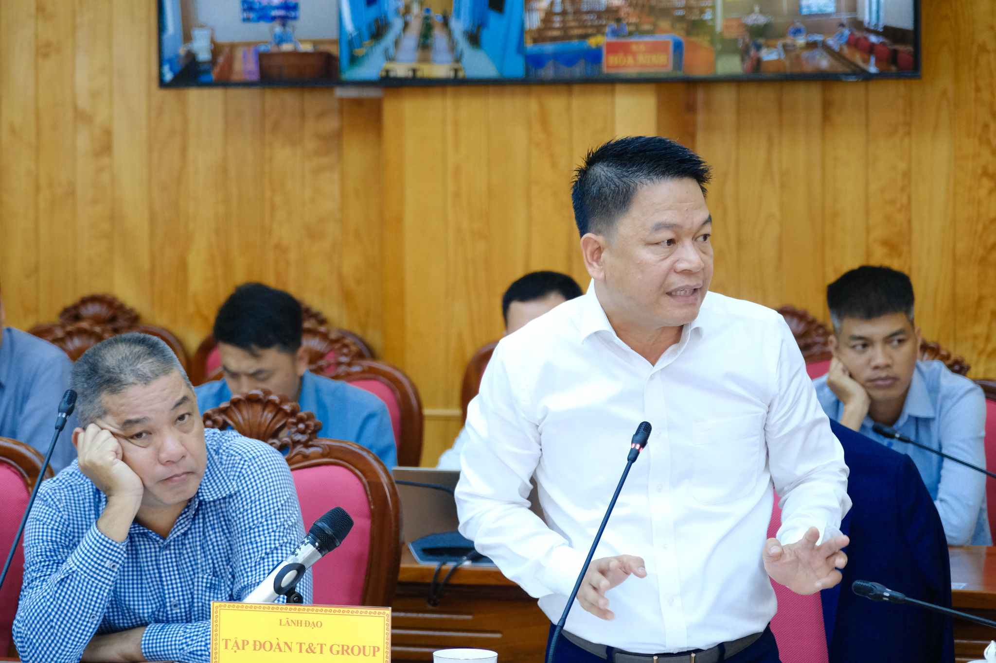 Ông Nguyễn Ngọc Nghị, Phó Tổng Giám đốc Tập đoàn T&T, liên doanh nhà đầu tư Dự án Cao tốc Bảo Lộc - Liên Khương giải trình tại buổi làm việc. Ảnh: Phước Lê 