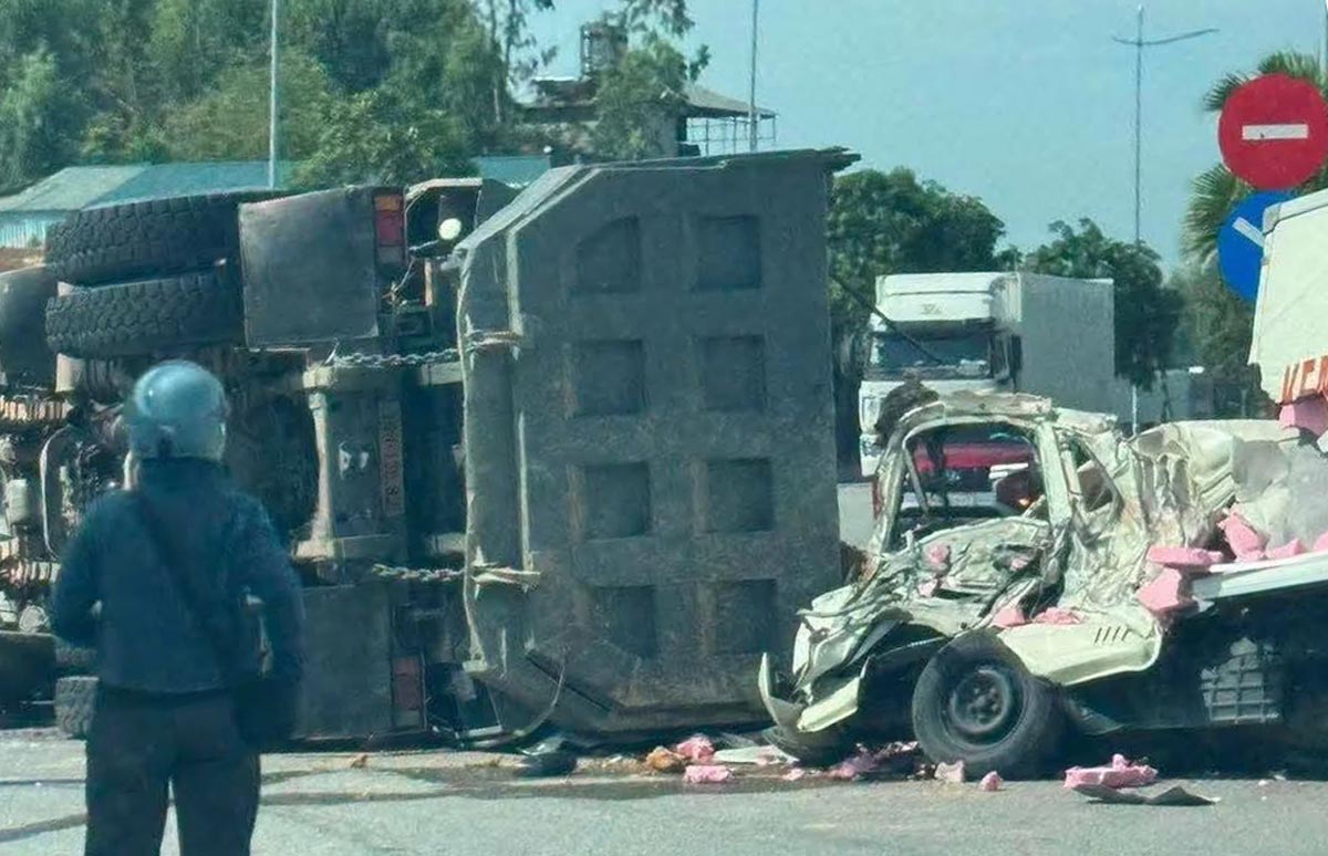 L'accident s'est produit au passage à niveau sur la route nationale 18, tronçon traversant la zone de Hà Khẩu 6, quartier de Việt Hưng. Photo: Fournie par les habitants