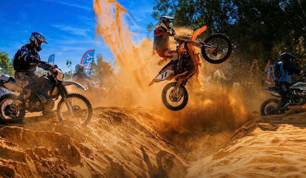Tranh tài sôi nổi tại giải mô tô địa hình. Ảnh: Phạm Duy