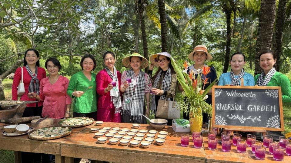 Delegates visit and learn about destinations to connect and build new tourist tours in Vinh Long province. Photo: Hoang Loc