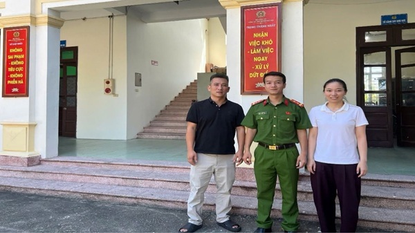 Thu Lam Commune Police help people receive back more than 142 million VND mistakenly transferred. Photo: CAHN