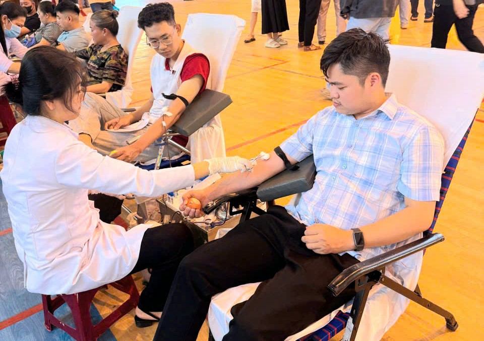 Union members and workers in the eastern area of Dak Lak province join hands to donate blood to save people. Photo: Dak Lak Trade Union