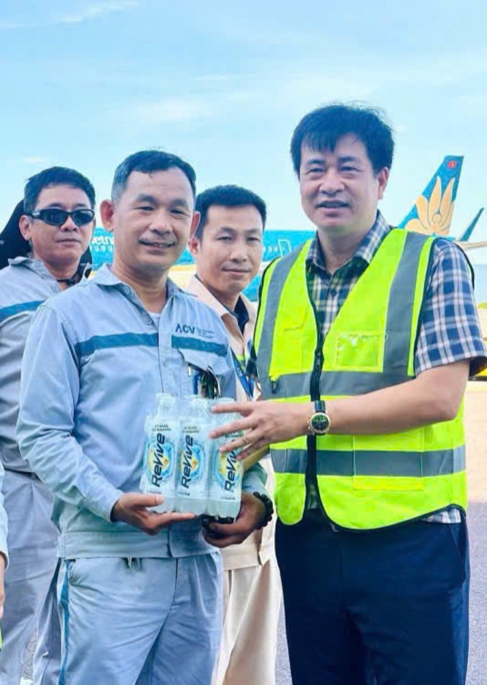 Đồng chí Phạm Hoài Phương, Ủy viên Ban Chấp hành Tổng Liên đoàn Lao động Việt Nam, Ủy viên Ban Chấp hành Đảng bộ Bộ Xây dựng, Chủ tịch Công đoàn Xây dựng Việt Nam trao quà cho NLĐ (bên trái). Ảnh: CĐXDVN 