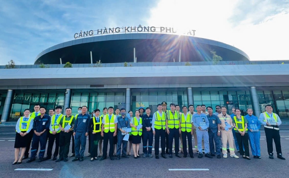 Leaders of the Vietnam Construction Trade Union present gifts to workers working in hot weather. Photo: VCW